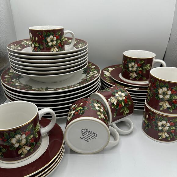 Pair of 2 Vtg Christmas Dinner Plates in Splendor Burgundy by Sakura 2002-04 - Picture 4 of 7